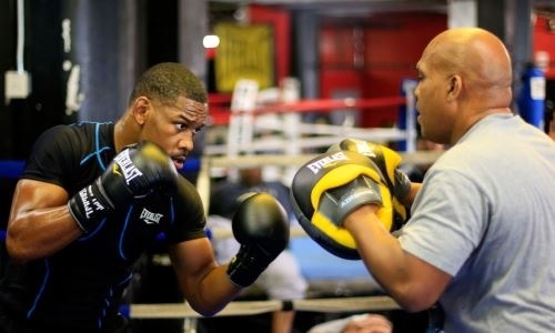 По примеру Головкина. Джейкобс уволил тренера после поражения от «Канело»