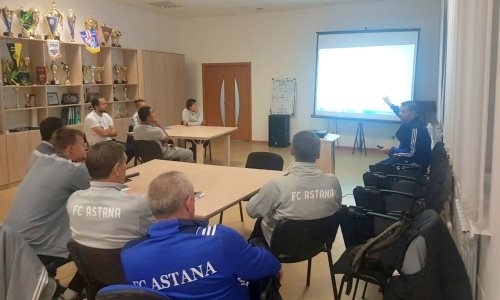 Исполнительный директор «Астаны» выступил перед тренерами футбольного центра