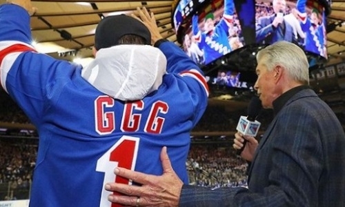 Американский боксер «выслеживал» Головкина на матче НХЛ. Видео