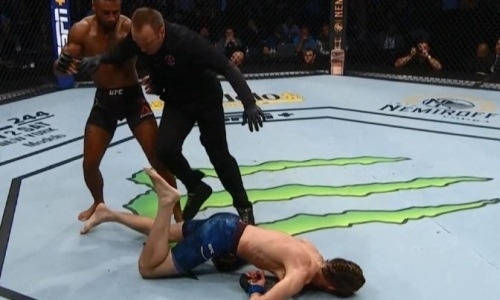«Пушка» в челюсть. Видео жесткого нокаута в UFC за 15 секунд до конца боя