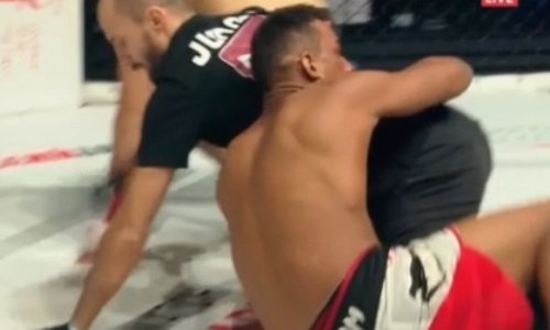 Побитый Исмагуловым боец «поплыл» после нокаута россиянином и начал драться с рефери