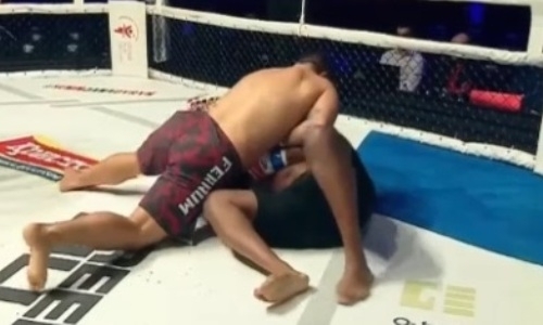 Уроженец Казахстана на первой минуте «задушил» американского супертяжа в Нур-Султане