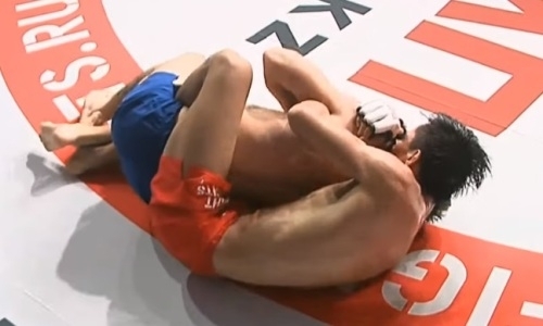 Бой казахстанских файтеров на турнире Fight Nights Global 95 закончился удушающим приемом. Видео