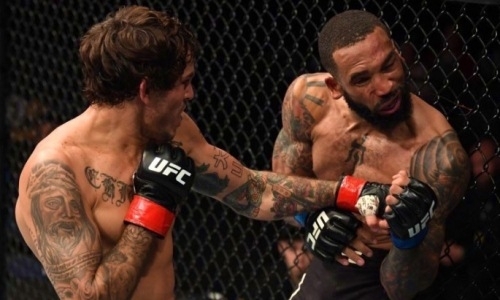 Боец UFC локтями избил американца с 15 победами. Видео нокаута
