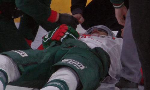 «Страшный момент». Форварда клуба КХЛ госпитализировали перед матчем с «Барысом». Видео