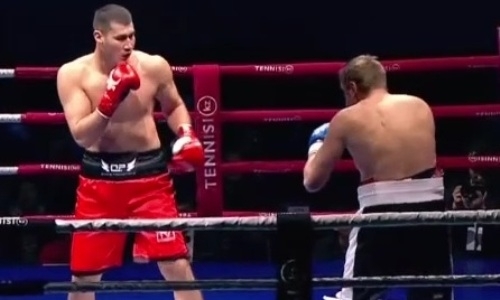 Казахстанский супертяж после двух нокдаунов за раунд заставил сдаться соперника с 76 боями