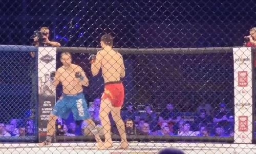 Российский боец ММА нокаутировал украинца невероятным ударом с ноги в падении. Видео