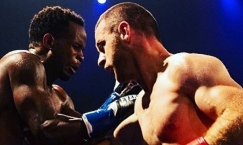 Побитый казахстанцем боксер в дебютном бою в профи нокаутирующим ударом выбил капу у соперника. Видео