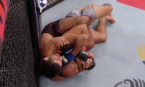 Американский файтер «задушил» обладателя черного пояса и стал героем вечера в UFC. Видео