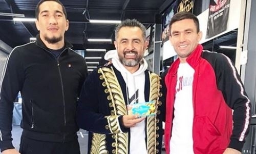 «Теперь я GGG». Тренеру главной сенсации 2019 года в боксе подарили казахский чапан