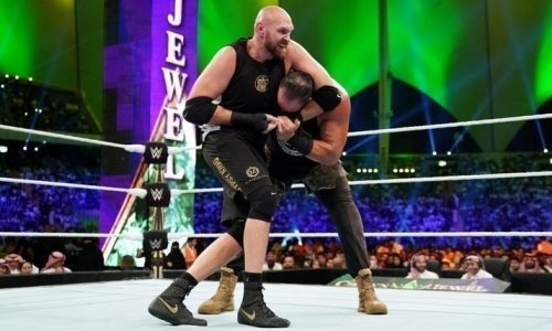 Тайсон Фьюри дебютировал в реслинге нокаутом 170-килограммового гиганта. Видео