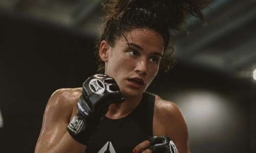 Девушка-боец MMA нокаутировала соперницу подножкой. Видео