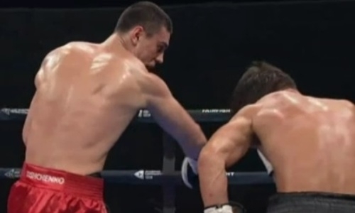 Видео полного боя с нокдауном и отказом казахстанца Акбербаева против скандального обидчика Левита за титул WBO