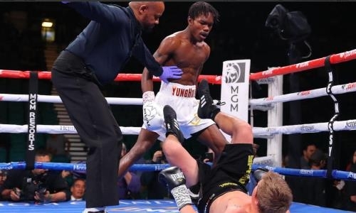 Сын легендарного Холифилда дебютировал в профи зверским нокаутом за 15 секунд. Видео