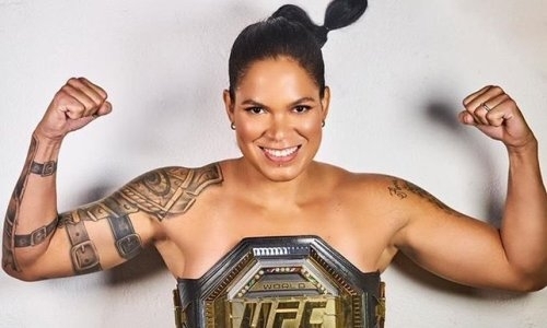 Чемпионка UFC опубликовала очень горячее фото. Из одежды на ней — только чемпионские пояса