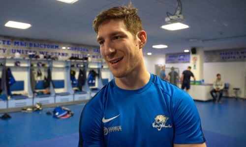 «Мы хорошо играем». Как капитан «Барыса» назвал главного шутника команды