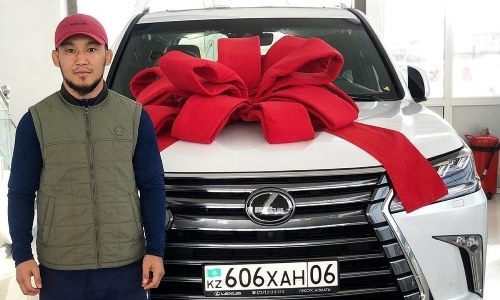 Казахстанскому бойцу ММА сделали шикарный подарок после победы на глазах Нурмагомедова