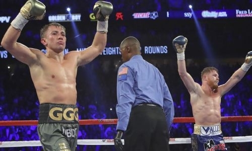 «Канело» не отказывался от титула в полутяжах. Озвучены последствия для Головкина