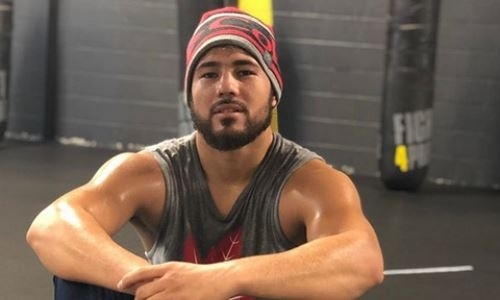 Непобежденный чемпион WBC из Казахстана готовится к бою в андеркарде у Лемье. Видео