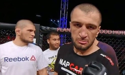 Брата Нурмагомедова «удосрочили» в первом раунде в дебютном бою в UFC. Видео
