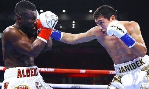 Избиение с нокдауном и нокаутом. Видео боя казахстанца Жанибека Алимханулы за титулы WBC и WBO