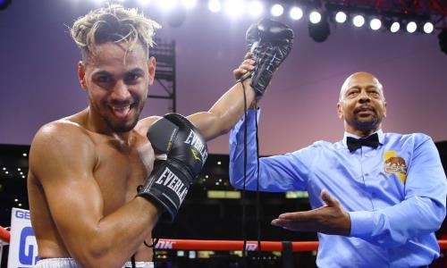 Двукратный олимпийский чемпион убойным нокаутом выиграл первый бой в профи. Видео