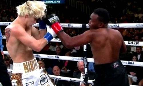 Бывший соперник казахстанских боксеров слетел с катушек и стал махать кулаками после гонга. Видео