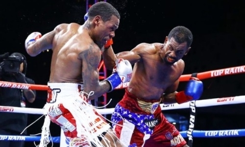 Чемпион мира выиграл главный бой вечера бокса с казахстанцем в андеркарде. Видео