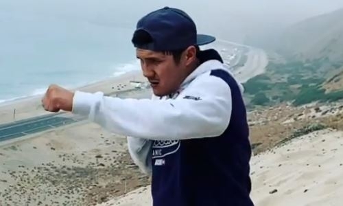 Непобежденный казахстанский боксер опубликовал видео боя с тенью на пляже