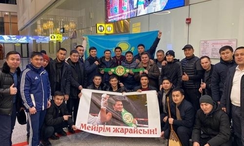Небитый казахстанский боксер вернулся на родину после победы в бою за титул WBC