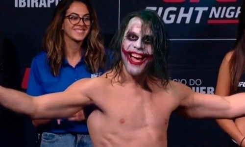 Бразильский боец UFC вышел на взвешивание в образе Джокера. Видео