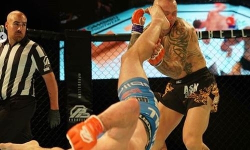 Нокаут года? Экс-звезду UFC смачно вырубили нереальной вертушкой. Видео