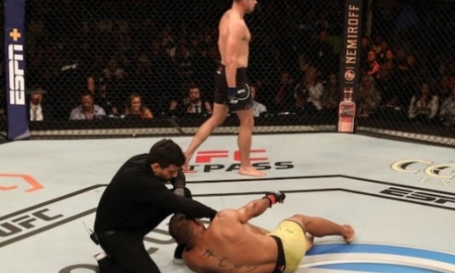 Американский файтер эффектно нокаутировал соперника и получил приз от UFC. Видео