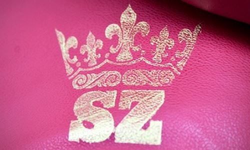 Небитому казахстанскому боксеру изготовили именные перчатки с оригинальным логотипом