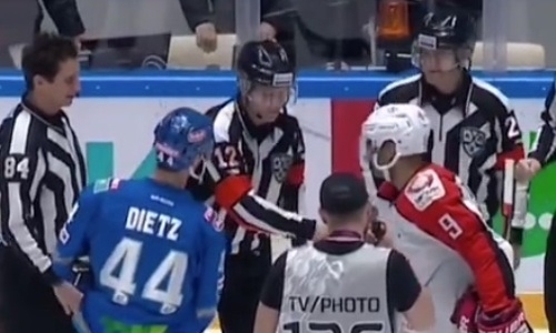 Судья необычно поприветствовал Найджела Доуса перед матчем с «Барысом». Видео