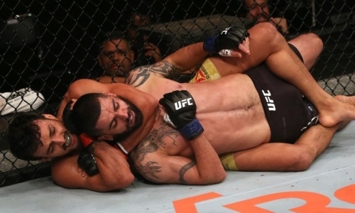 Бойца UFC «задушили» в первом раунде и нанесли ему первое поражение в карьере. Видео