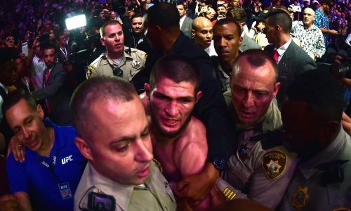 Хабиб Нурмагомедов с трудом пробился через толпу фанатов в Узбекистане. Видео