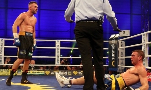 Боксер с 30 победами нокаутом выиграл два титула чемпиона мира и отправил соперника в больницу. Видео