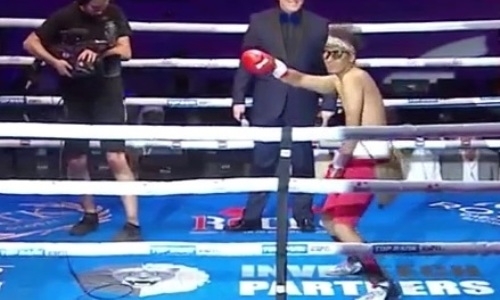 Вот это клоун! Участник вечера бокса с казахстанцем выпендрился танцем и был нокаутирован в первом раунде. Видео