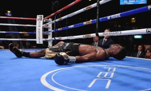 Младшего брата Уайлдера жестоко нокаутировали у него в андеркарде. Видео