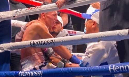 Обидчика казахстанца сенсационно нокаутировали в кровавой зарубе и лишили титула чемпиона мира. Видео
