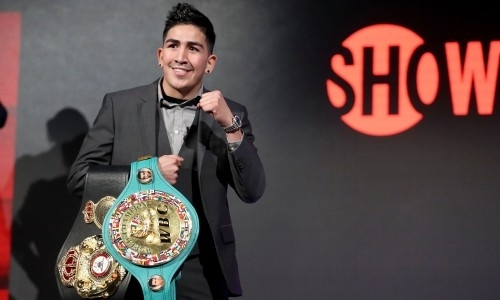 Следом за «Канело». Мексиканский боксер стал чемпионом мира в четырех весовых категориях