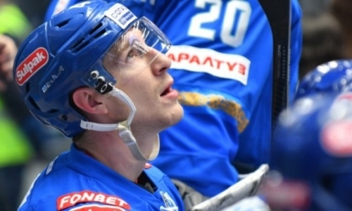 Капитан «Барыса» Даррен Диц устроил драку с российским хоккеистом в матче КХЛ. Видео