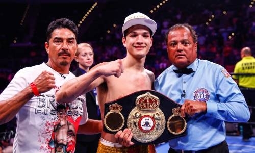 Не смог одолеть, но пояс защитил. Бой за титул чемпиона мира закончился необычным результатом 