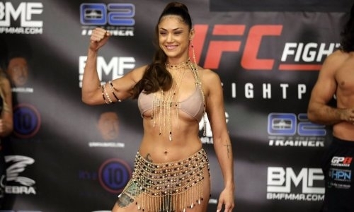 Красотка из ММА сломала руку сопернице болевым приёмом. Видео