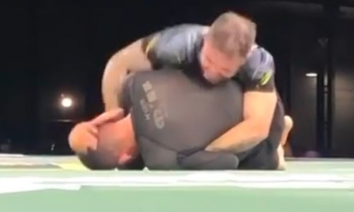 «Сумасшедший» боец из Мексики пощечинами нокаутировал соперника с окровавленным лицом. Видео