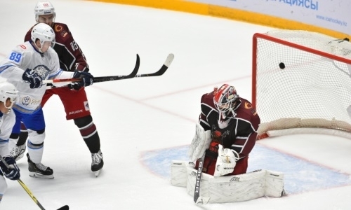 «Без труда». В России выявили точное количество шайб «Барыса» в матче с «Автомобилистом»