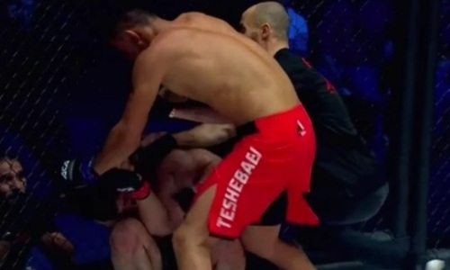 Непобежденный обидчик казахстанца нокаутировал россиянина с 18 победами в Алматы. Видео