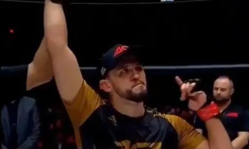 Российский боец ММА подарил свой чемпионский пояс казахстанскому народу