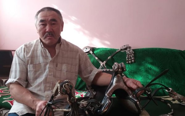 «Кавказские джигиты остались довольны». Хабибу Нурмагомедову сделали подарок от казахстанского мастера